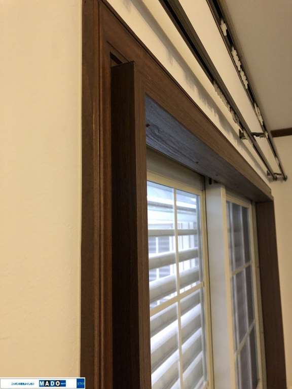内々に窓枠を取付ける木材加工をしています。